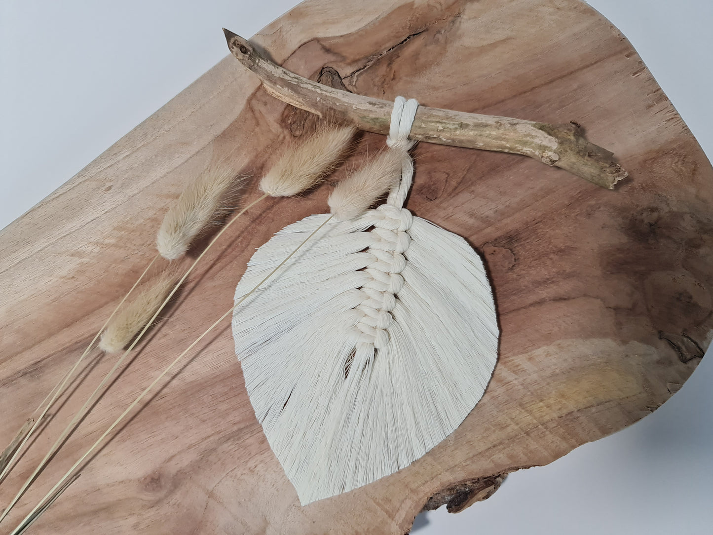 Wandhänger "Feder" aus Makramee