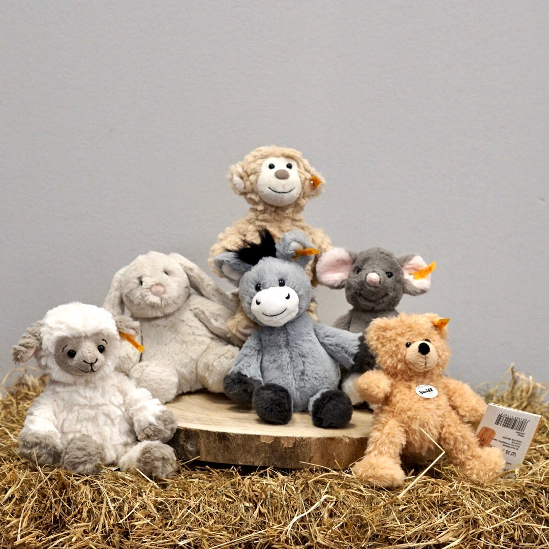 6 Steiff-Freunde aus der Reihe der Soft-Cuddle-Friends von Steiff.